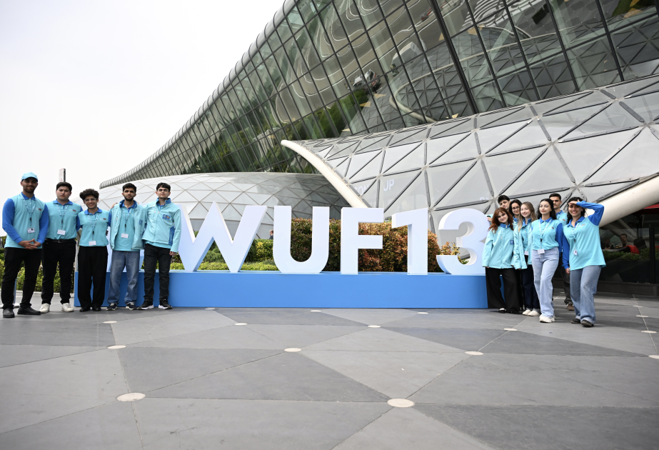WUF13 könüllüləri: məsuliyyətli, çalışqan və gülərüz!  FOTOREPORTAJ