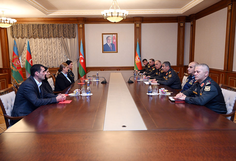Müdafiə naziri Milli qəhrəmanların ailələrinə medallar təqdim edib
