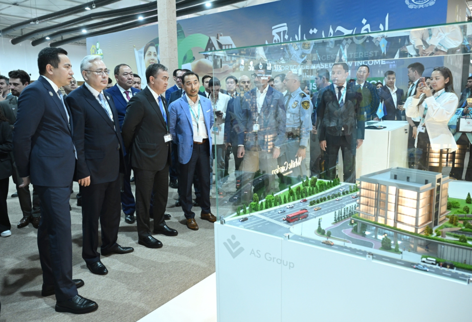 Qazaxıstan rəsmiləri WUF13 çərçivəsində “Urban Expo” sərgisi ilə tanış olublar