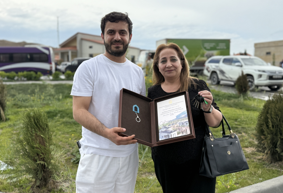 تقديم مفاتيح البيوت إلى العائلات الـ 39 التي أعيدت اليوم إلى قرية شكور بكلي بجبرائيل المحررة من الاحتلال الأرميني