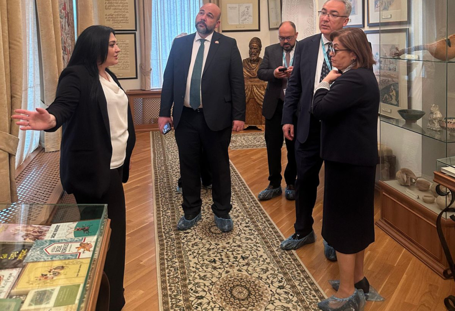 WUF13 çərçivəsində türkiyəli qonaqlar Ədəbiyyatı Muzeyini ziyarət ediblər