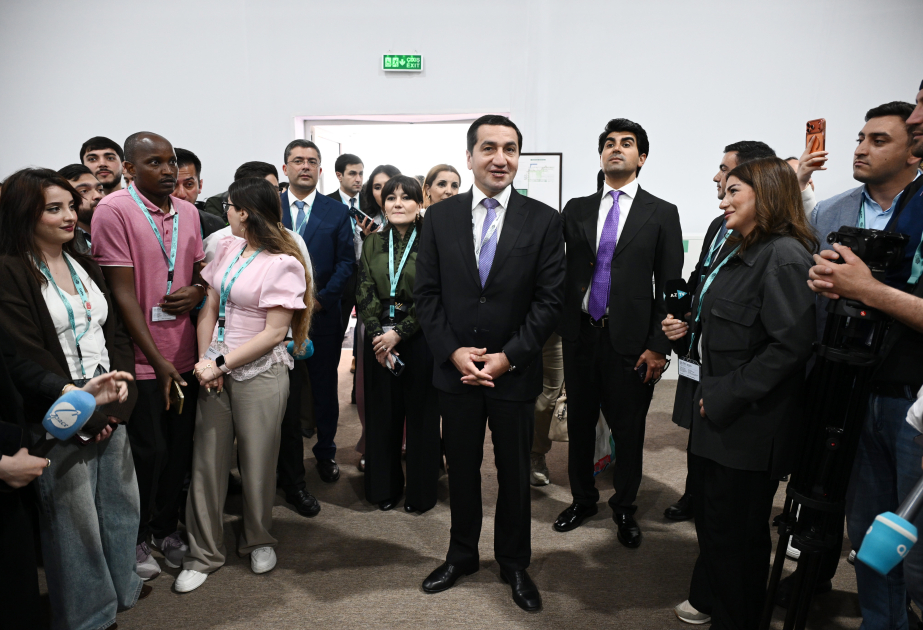 Hikmat Hajiyev dankt Medienvertretern