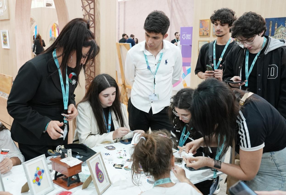 DOST İnklüziv İnkişaf və Yaradıcılıq Mərkəzinin WUF13-ün sərgi sahəsindəki pavilyonu işini yekunlaşdırıb
