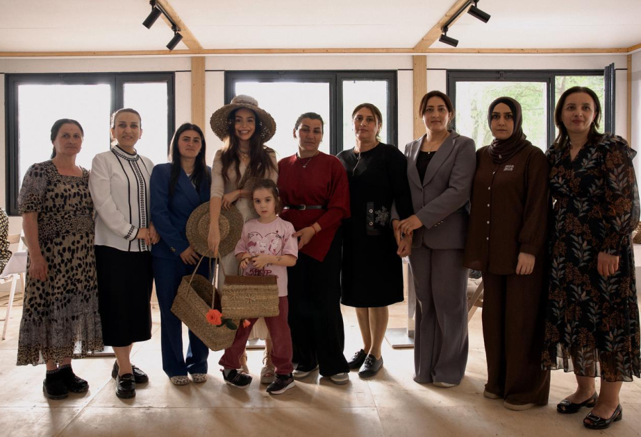 Leyla Əliyeva Masallıda həsirçiliklə məşğul olan qadınlarla görüşüb