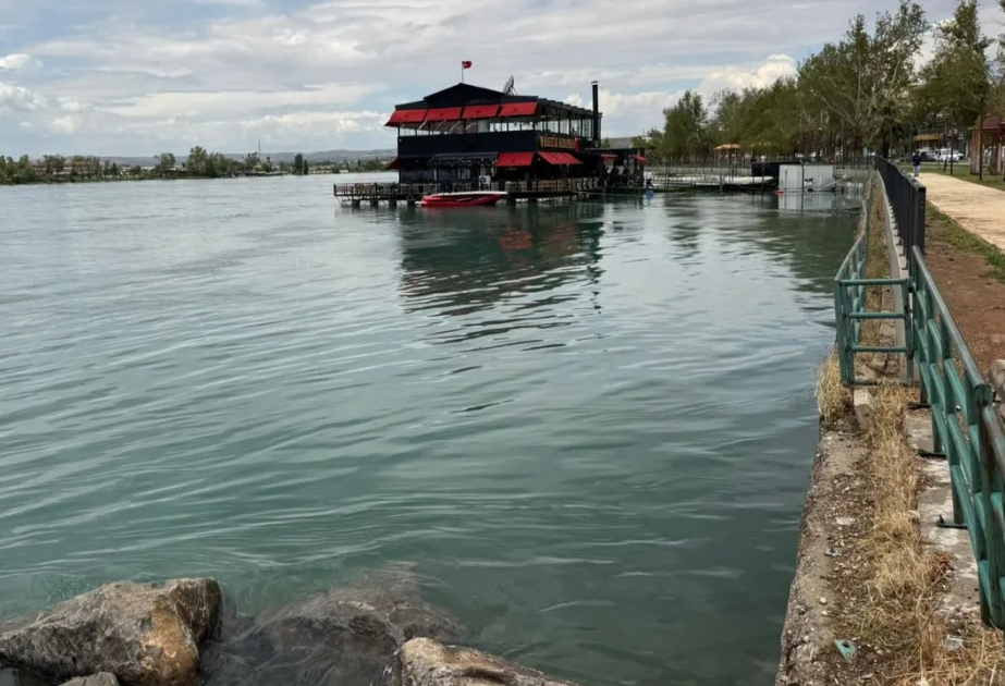 Türkiyənin Şanlıurfa şəhərində parklar və restoranlar su altında qalıb
