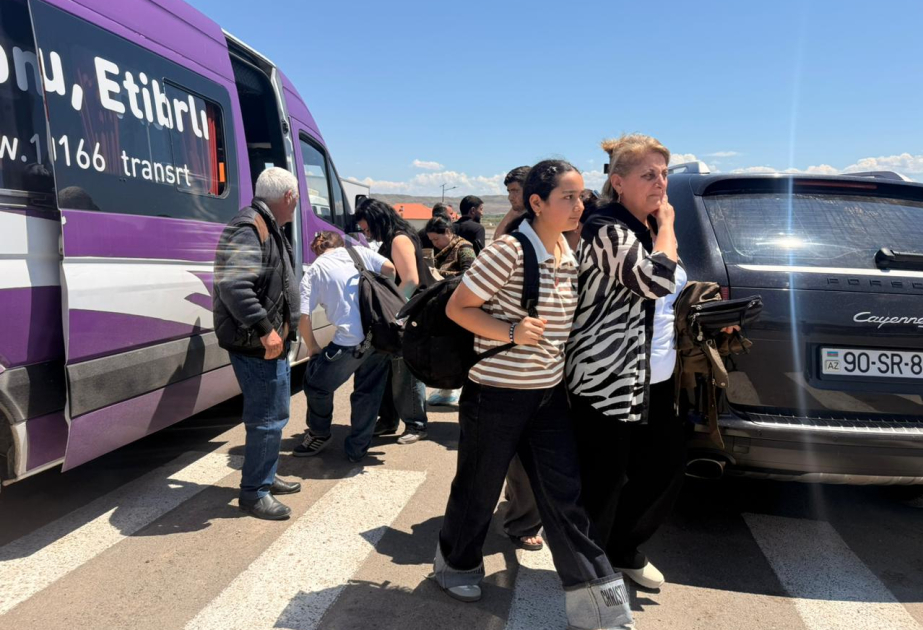 تقديم مفاتيح البيوت إلى العائلات الـ 119 التي أعيدت اليوم إلى قرية شكور بكلي بجبرائيل المحررة من الاحتلال الأرميني