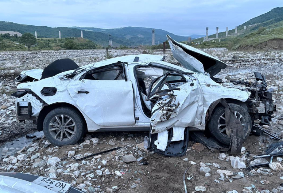 Ağsuda faciəli qəza: avtomobil çaya aşdı, ölənlər var