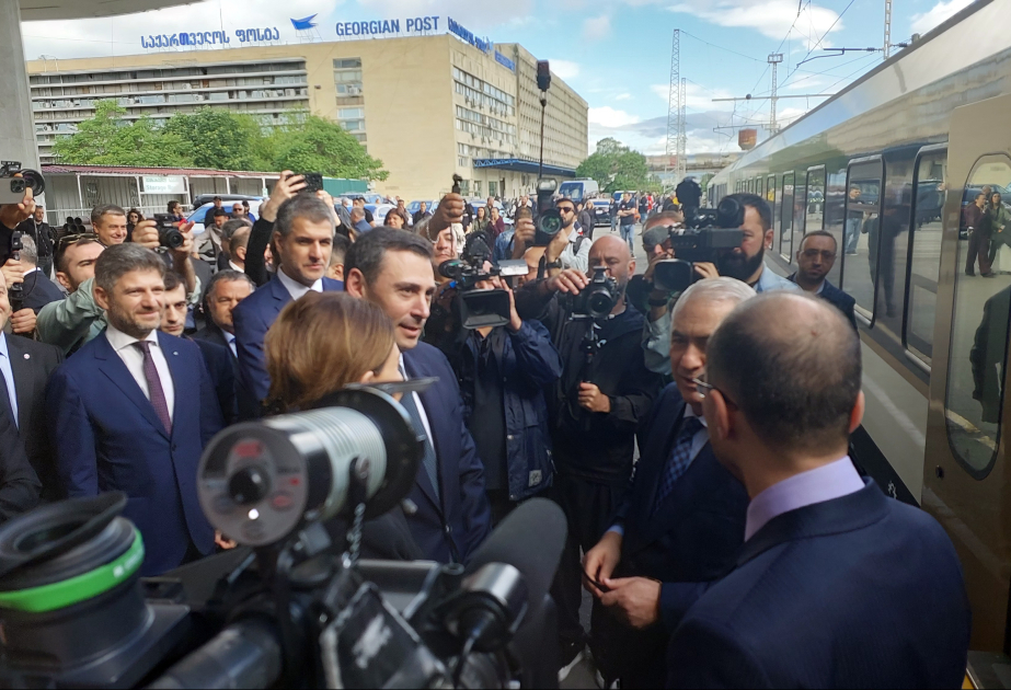 Altıillik fasilədən sonra sərnişin qatarı Bakıdan Tbilisiyə gəlib