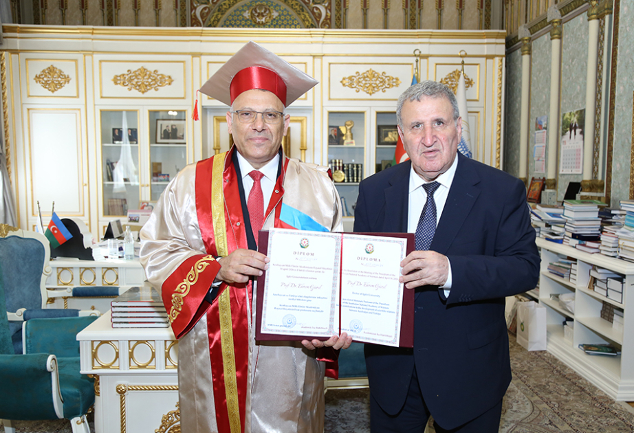 İğdır Universitetinin rektoruna AMEA Rəyasət Heyətinin Fəxri professoru diplomu təqdim edilib