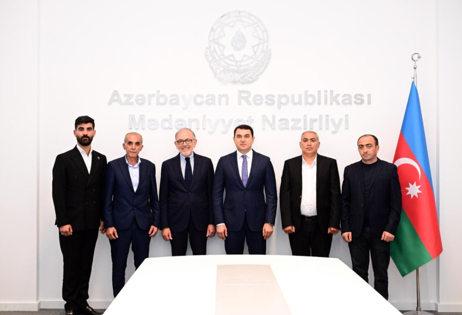 Mədəniyyət naziri Gəncə teatrının öz həmkarlarını xilas edən əməkdaşları ilə görüşüb