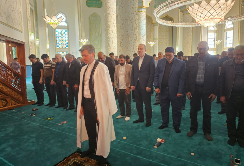 Naxçıvanın məscidlərində bayram namazı qılınıb VİDEO