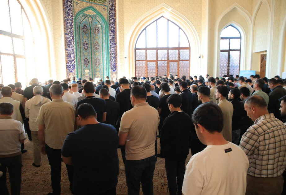 Gəncədə bayram namazı qılınıb, qurbanlar kəsilib