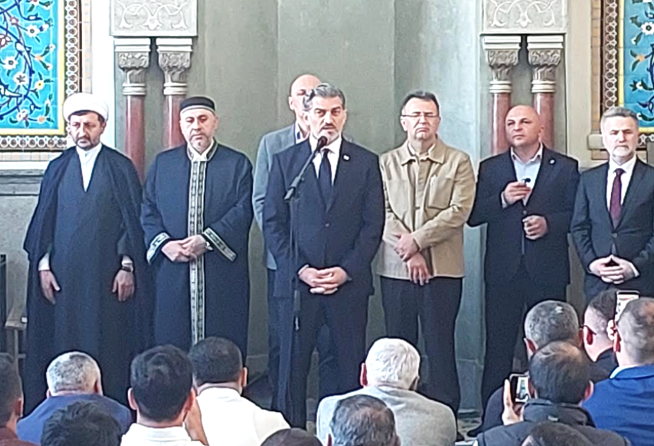 Gürcüstan Prezidenti Qurban bayramı ilə əlaqədar Tbilisidəki Cümə məscidini ziyarət edib