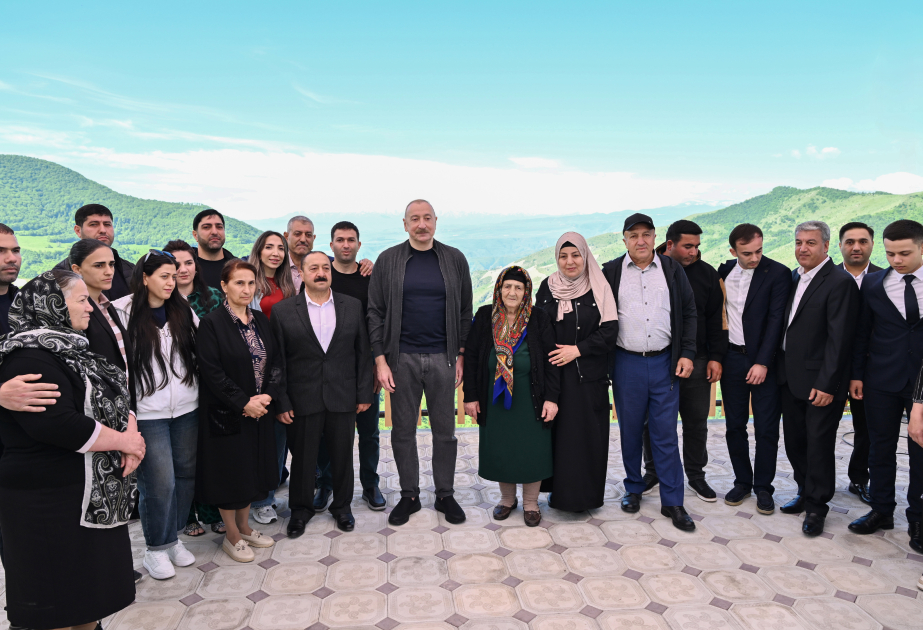 Prezident İlham Əliyev Şuşanın Böyük Qaladərəsi kəndində görülən işlərlə tanış olub, sakinlərlə görüşüb  YENİLƏNƏCƏK