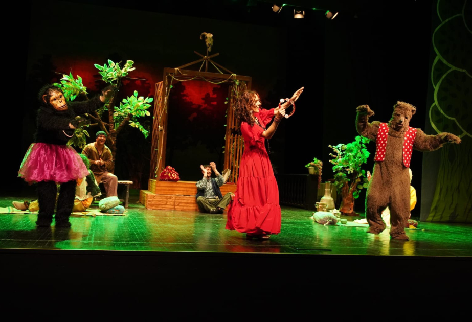 Şəki teatrı bayram günlərində məktəbli tamaşaçıları yeni tamaşa ilə sevindirir