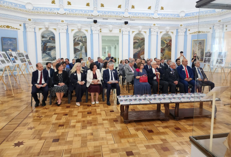 Rumın dilinə tərcümə olunmuş “Heydər Əliyev. Həyatının 100 anı” kitabının təqdimatı olub