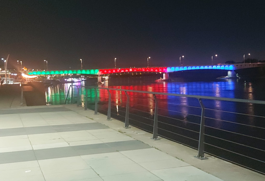 Varsovia ilumina uno de sus puentes más emblemáticos con los colores de la bandera de Azerbaiyán