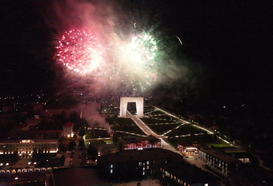 El festival del té y el café de Khankendi concluye con un espectáculo de fuegos artificiales
