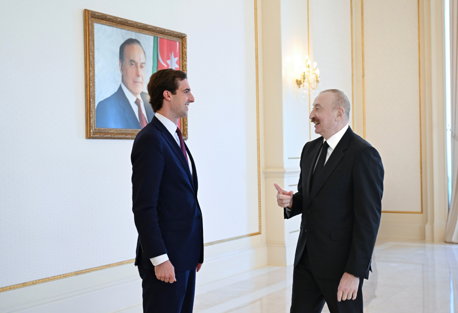 Prezident İlham Əliyev ABŞ dövlət katibinin köməkçisinə Prezident Donald Tramp tərəfindən təqdim edilmiş xatirə hədiyyəsini göstərib