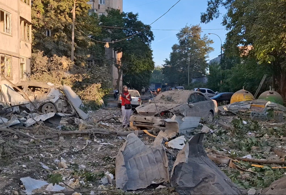 Kiyevə hava zərbələri zamanı yaşayış binaları dağılıb – AZƏRTAC-ın hadisə yerindən FOTOREPORTAJI