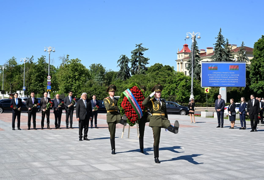 Азербайджанская делегация посетила Монумент Победы в Минске