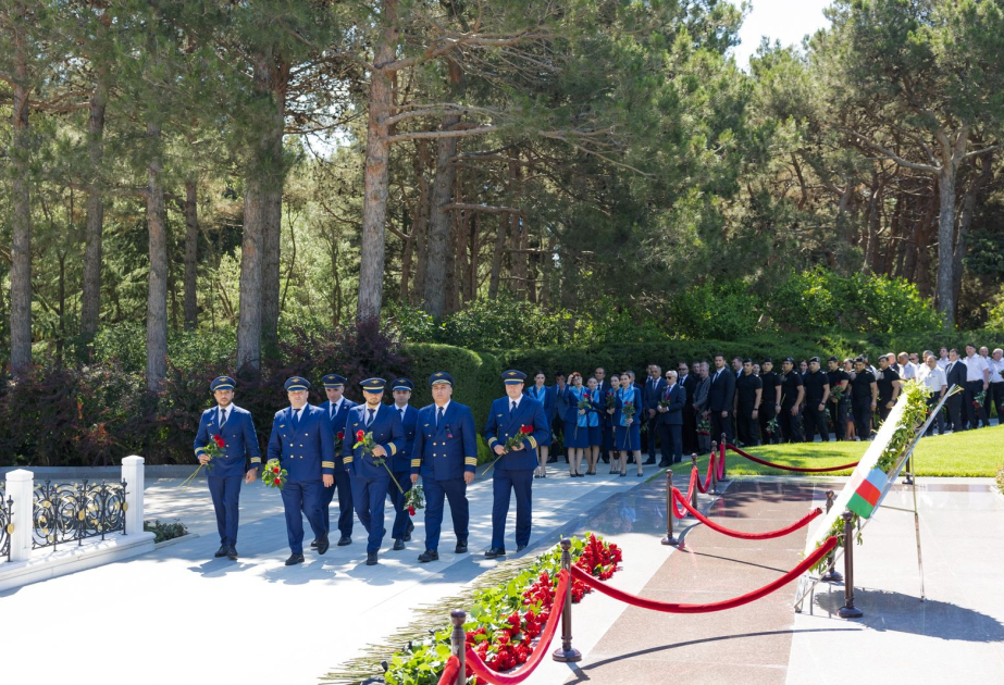 AZAL kollektivi və mülki aviasiyanın digər nümayəndələri Fəxri xiyabanı ziyarət edib