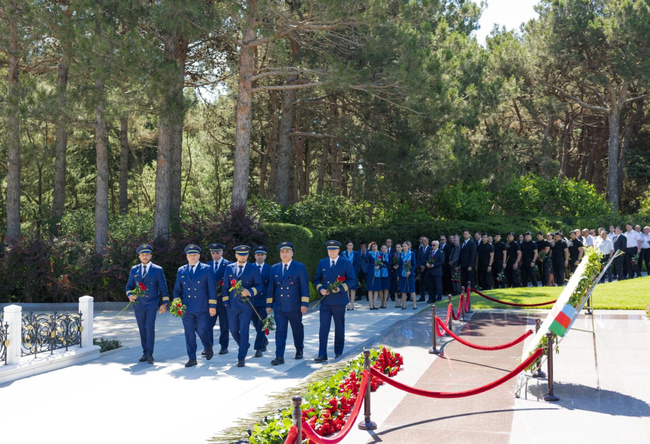 Los empleados de AZAL y otros representantes de la aviación civil visitaron el Callejón de Honor