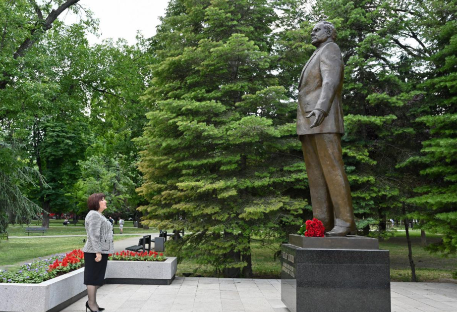 Speaker of Azerbaijan’s Milli Majlis visits monument to National Leader Heydar Aliyev in Belgrade
