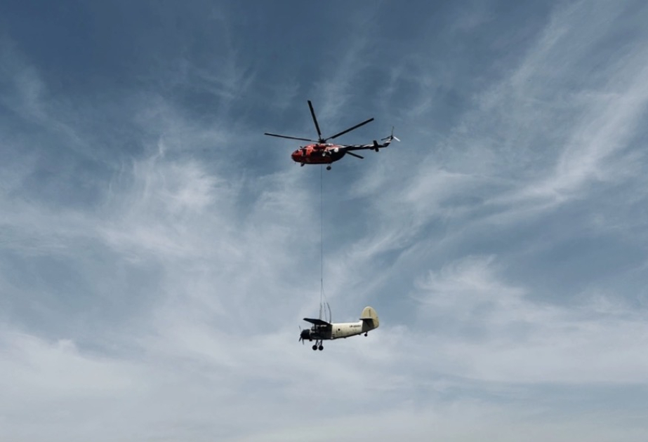 В Казахстане вертолет эвакуировал самолет Ан-2 после аварийной посадки в Алматинской области