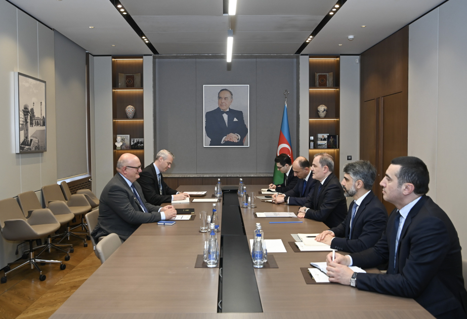 Birləşmiş Krallığın ölkəmizə yeni təyin olunmuş səfiri etimadnaməsinin surətini nazirə təqdim edib