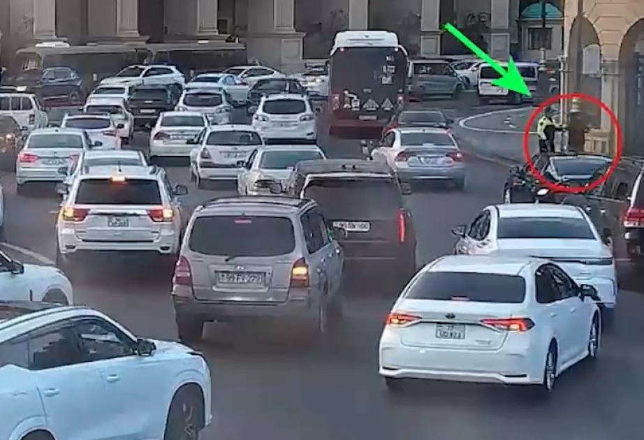 Yol polisi skuter sürən şəxsi qəzadan xilas edib
