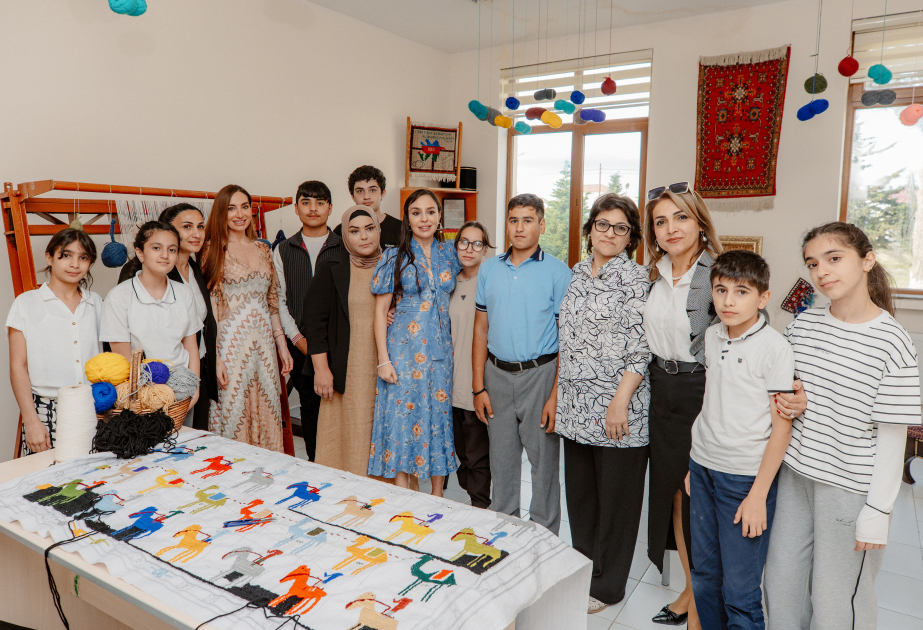 Leyla Aliyeva y Arzu Aliyeva visitan la escuela de educación general tipo internado Nº 11 con enseñanza integrada