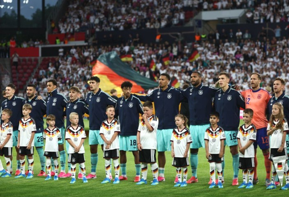 Beim Abspielen der Hymne wird es voll auf dem Platz