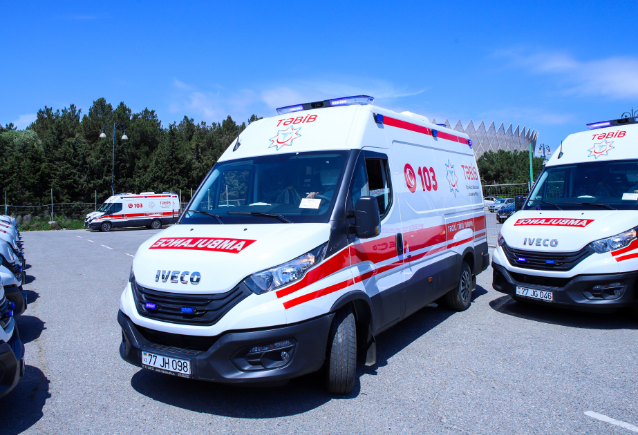 Regionlardakı təcili tibbi yardım bölmələrinə 25 yeni ambulans və reanimobil təhvil verilib