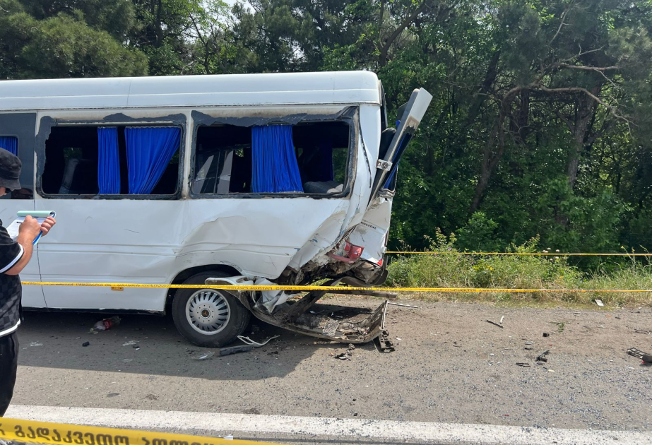 Qardabanidə məktəbliləri aparan mikroavtobus qəzaya uğrayıb