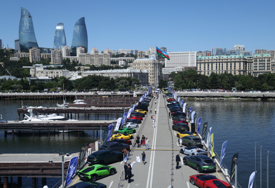 Festival für Oldtimer und Supersportwagen auf dem Bakuer Boulevard eröffnet