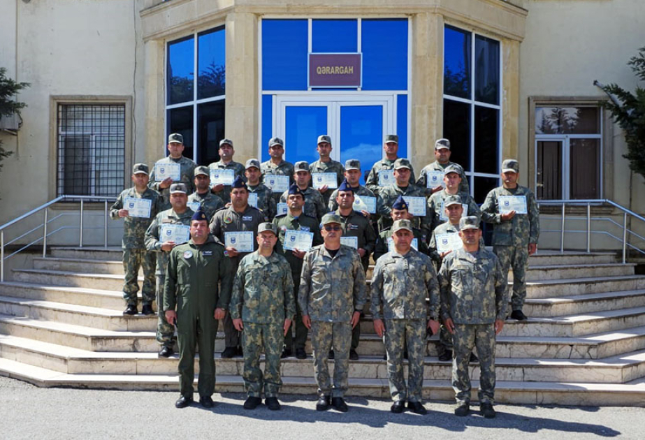 HHQ-də zabit təkmilləşdirmə kursunu bitirənlərə sertifikatlar təqdim edilib