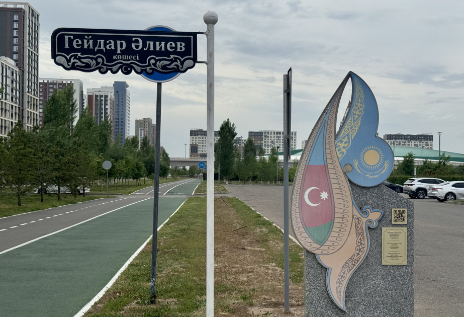 Astanadakı xatirə lövhəsi Qazaxıstan-Azərbaycan dostluğunu xatırladır