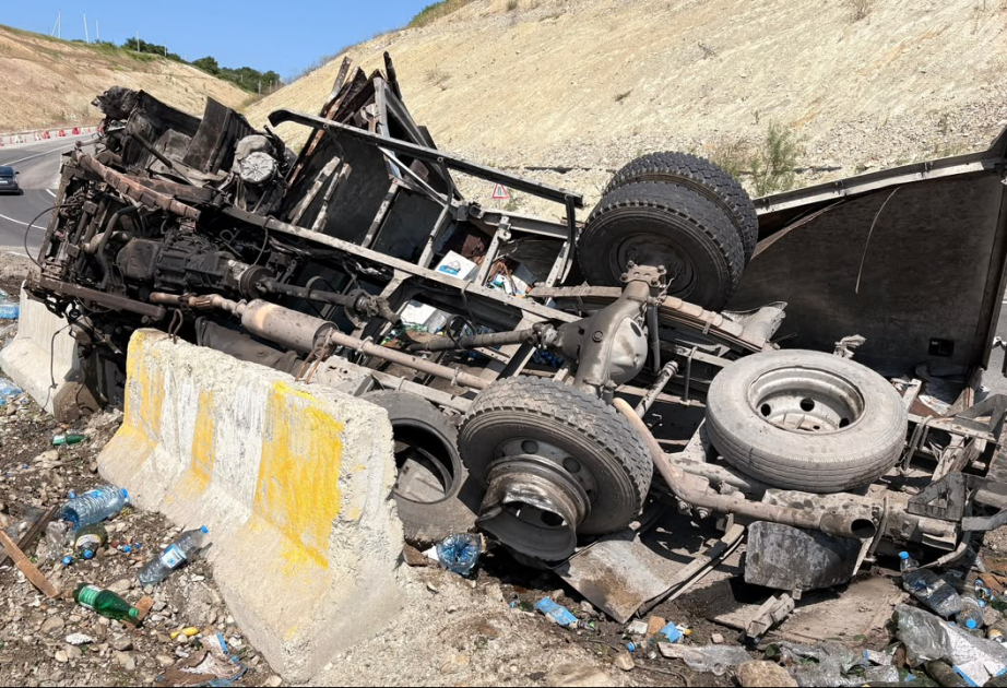 Ağsuda yük avtomobili aşıb, xəsarət alanlar var