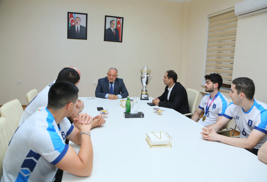 Rektor çempion olan AzTU komandasını təbrik edib