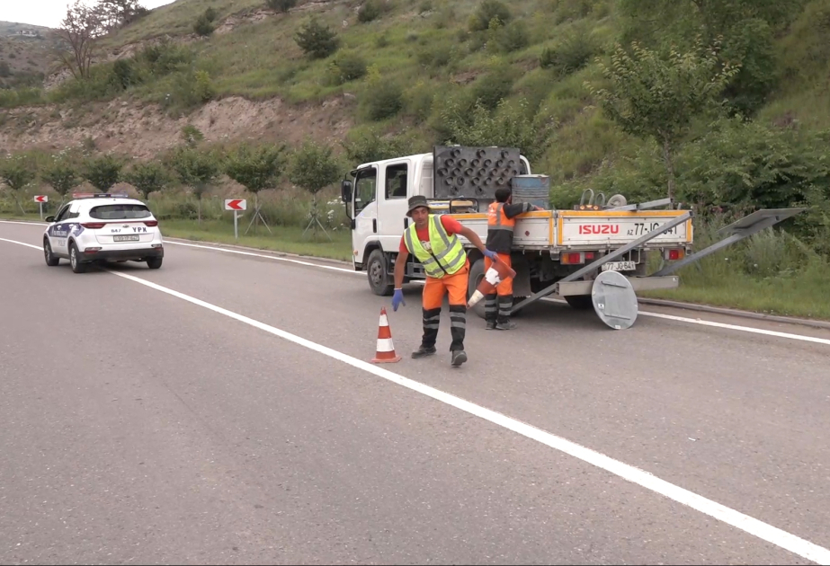 Laçın şəhərində yeni yol nişanları quraşdırılıb və xətlər yenidən çəkilib
