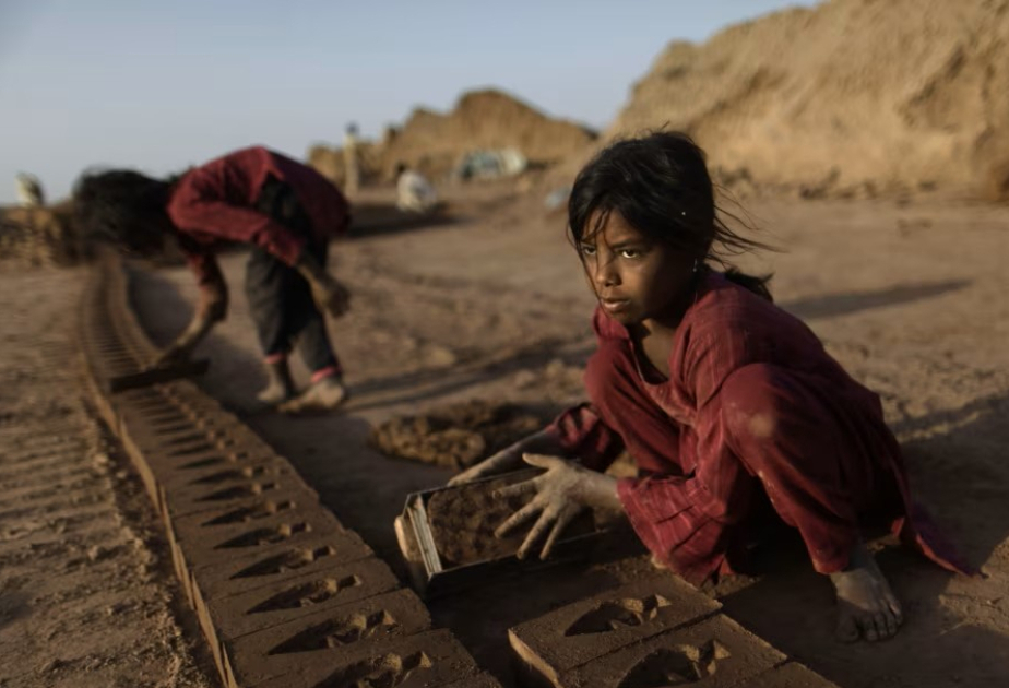 Travail des enfants : l’ONU brandit le carton rouge