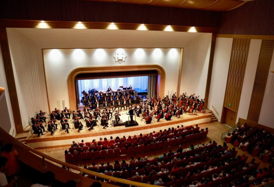 Aserbaidschanische Musik in Taschkent aufgeführt