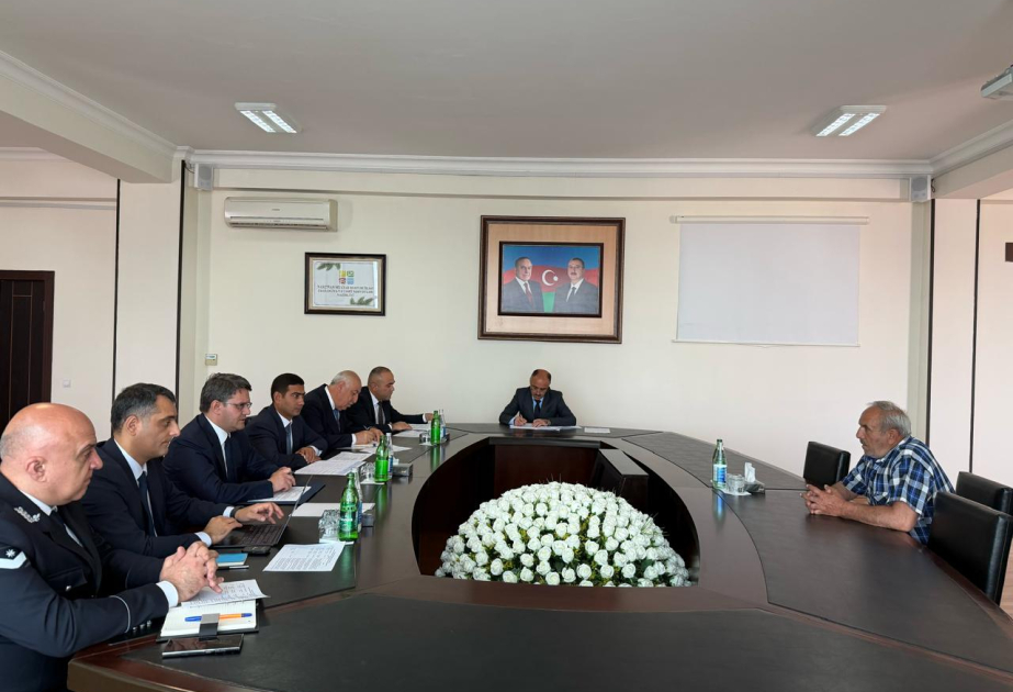 Ekologiya və təbii sərvətlər naziri Naxçıvanda vətəndaşların müraciətlərini dinləyib