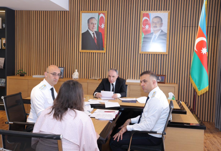 Baş prokuror Nərimanov rayonunda vətəndaşların müraciətlərini dinləyib