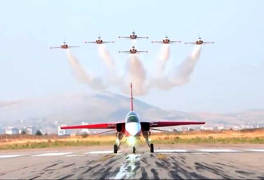 Türkiyənin “HÜRJET” reaktiv təlim təyyarələrinin Türk Ulduzları akrobatika komandası ilə qrup uçuşu həyata keçirilib