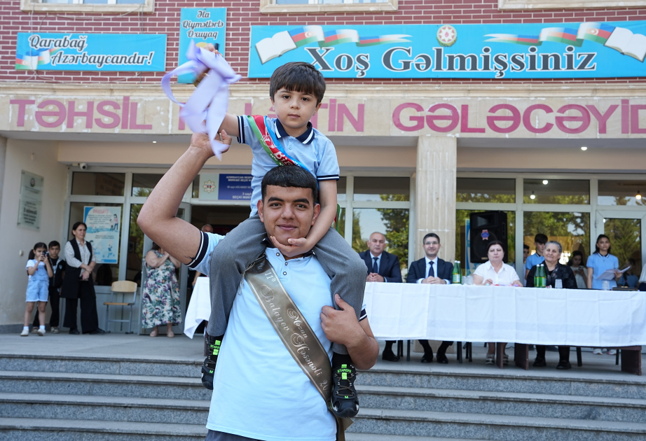 Ağcabədidə tam orta təhsil səviyyəsini bitirən 1466 məzun üçün “Son zəng” çalınıb