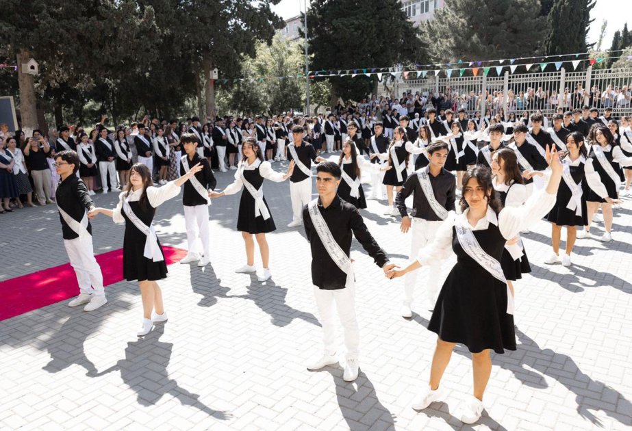 Paytaxt məktəblərində “Son zəng” tədbirləri təşkil olunub