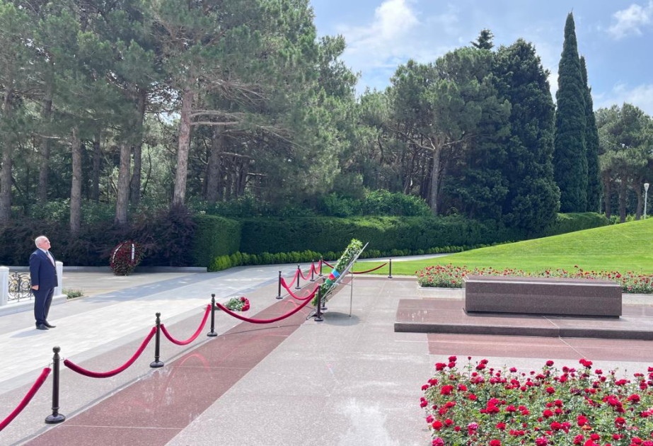 Premierminister Ali Asadov besuchte Grab von Heydar Aliyev in der Ehrenallee