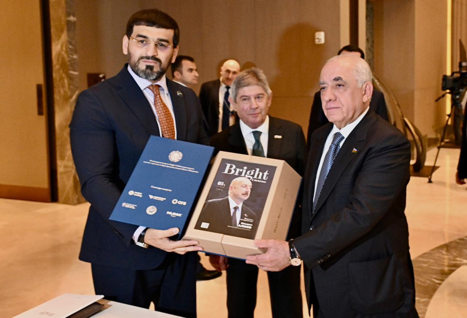 Sonderausgabe von „Bright Uzbekistan“ an Aserbaidschans Premierminister überreicht
